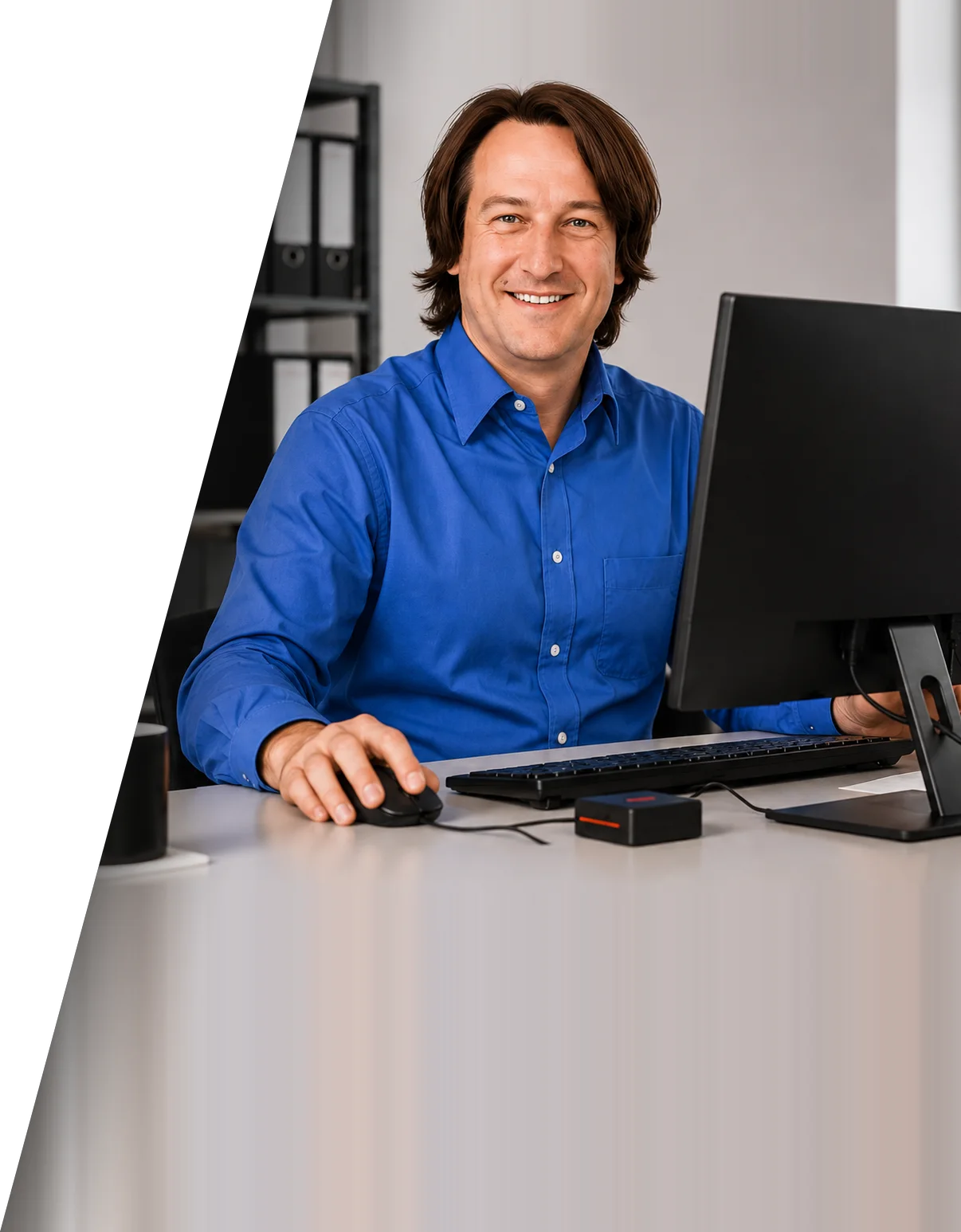 Techniker von Softfolio am Arbeitsplatz, bereit für Support-Anfragen
